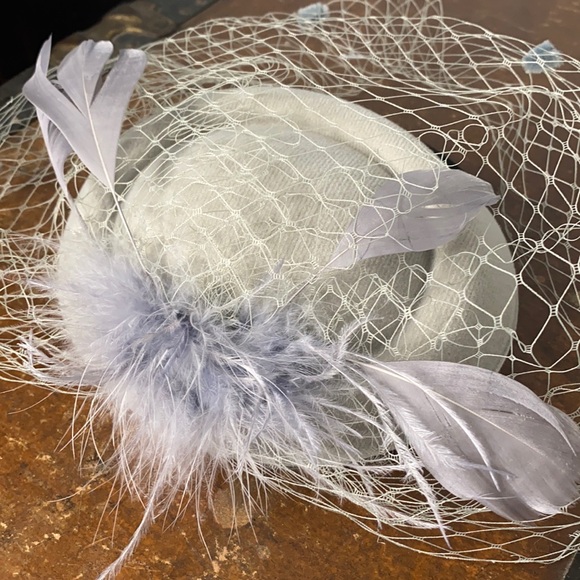 . Vintage Fascinator Hat Hair Piece with Feather and Veil - Picture 8 of 8